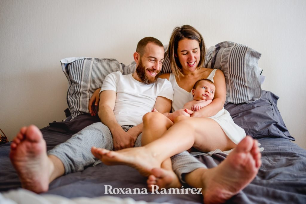 fotografia familiar natural con su recien nacido